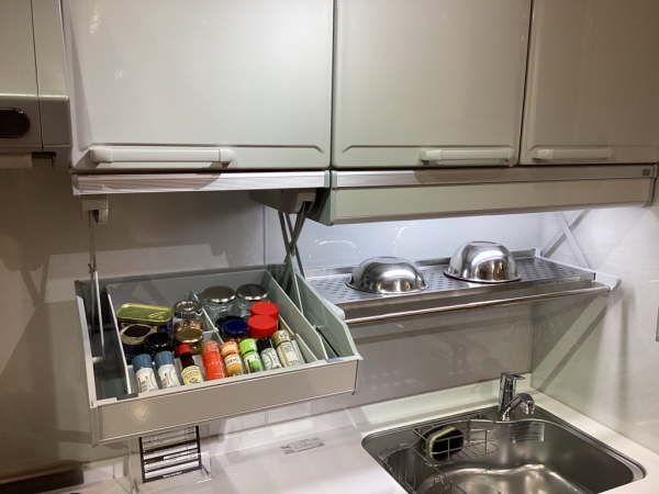 アイラック。目線の高さに降りてくるので、収納や水切りが使いやすいです。